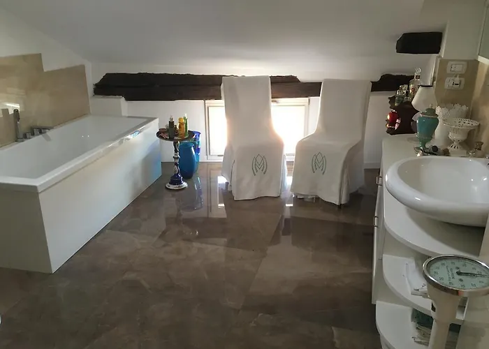 Bed & Breakfast Antica Casa Zucchini 3*